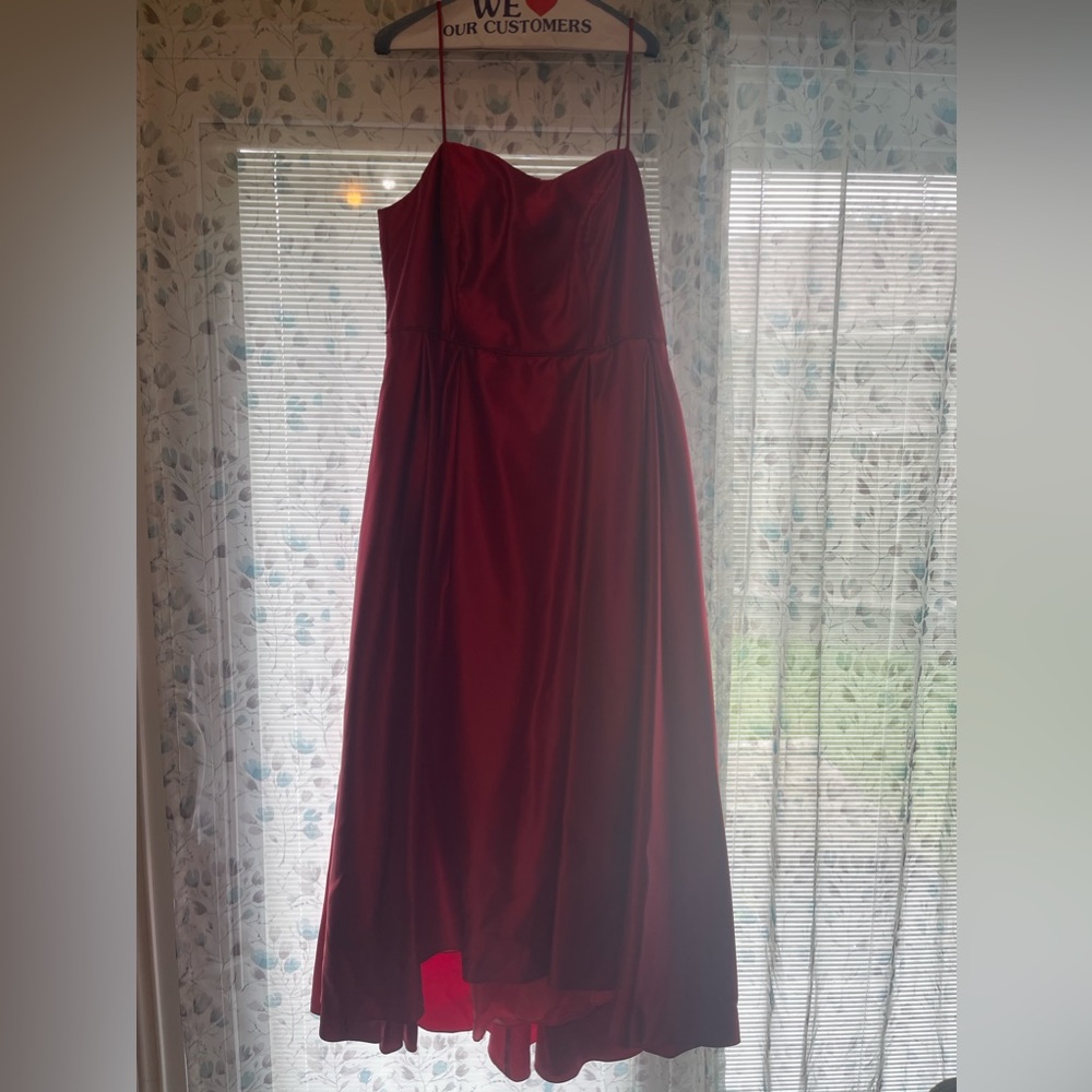 ELEGANT RED EVENING GOWN